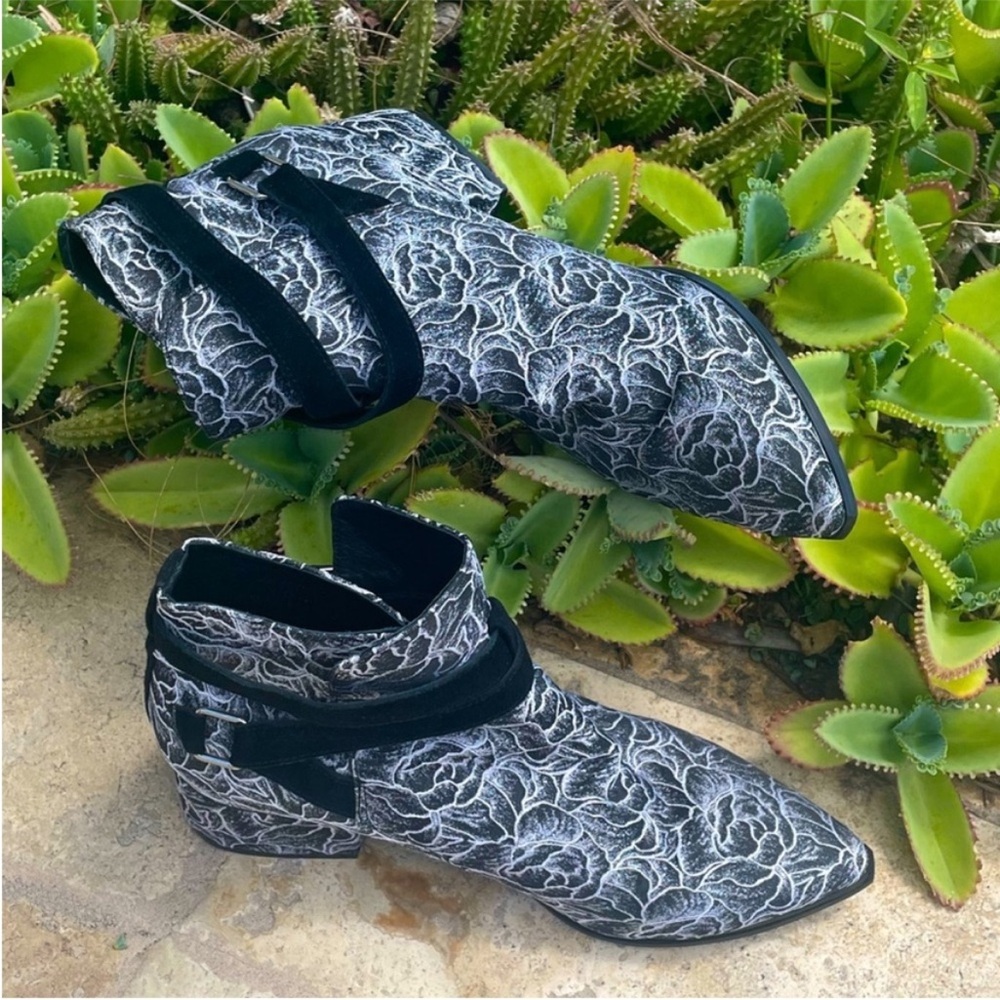 Jeffrey Campbell Zacarius Silver Flor Ankle boot
Size ~9